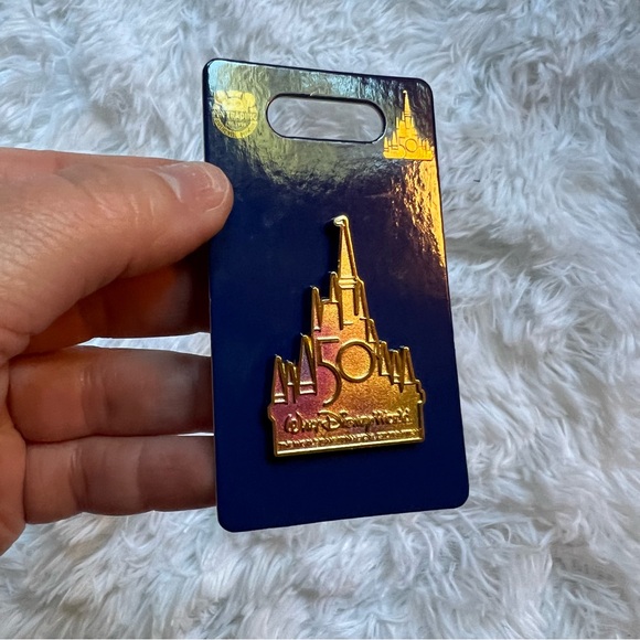 Walt Disney World 50th Anniversary Pin Castle Gold Disney Parks NWT - Picture 2 of 5